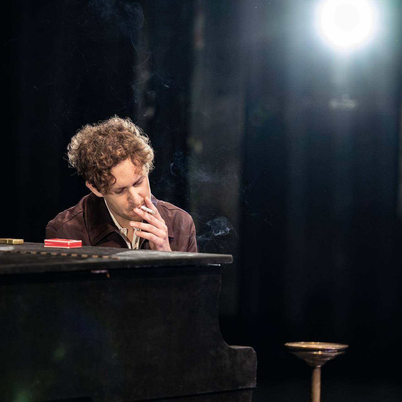 Moritz Treuenfels spielt in der B&uuml;hnenversion von Sebastian Haffners Roman Abschied am Residenztheater M&uuml;nchen